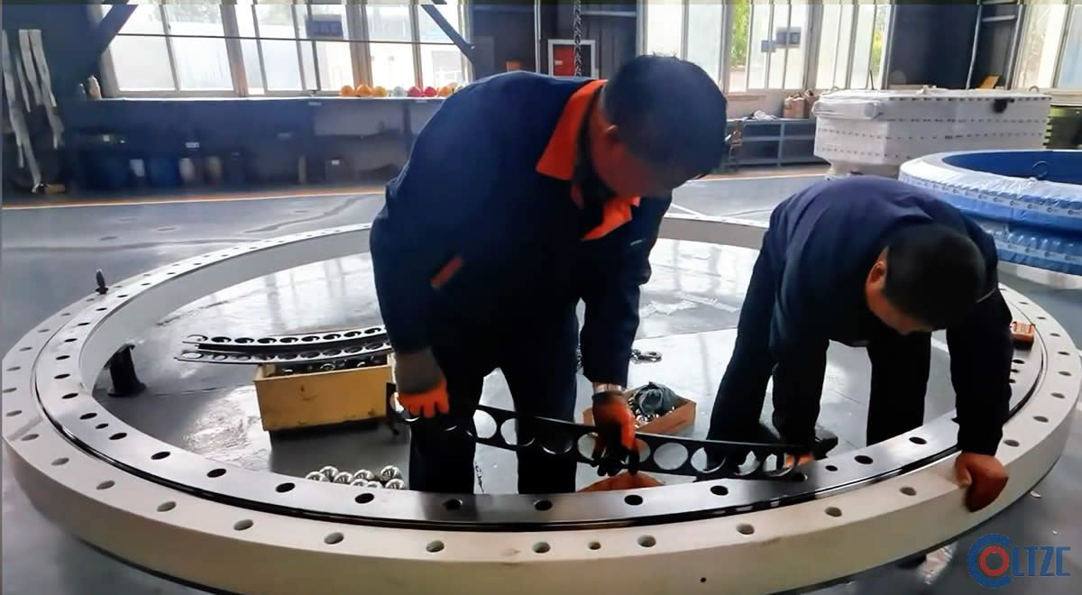 洛阳洛特轴承科技有限公司，四点接触球回转支承轴承分段钢保持架装配现场